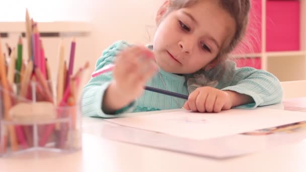 Bonito, feliz, menina desenho com cores e lápis de cor — Vídeo de Stock
