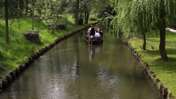 Gondel boot langs een kanaal, — Stockvideo