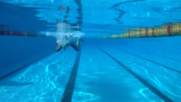 一名男子在游泳池游泳蛙泳，相机在水之下 — 图库视频影像