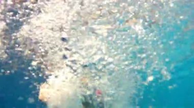 Çocuk Yüzme Havuzu dağ gibi kamera su altında gider ve nasıl o yüzen gösterir
