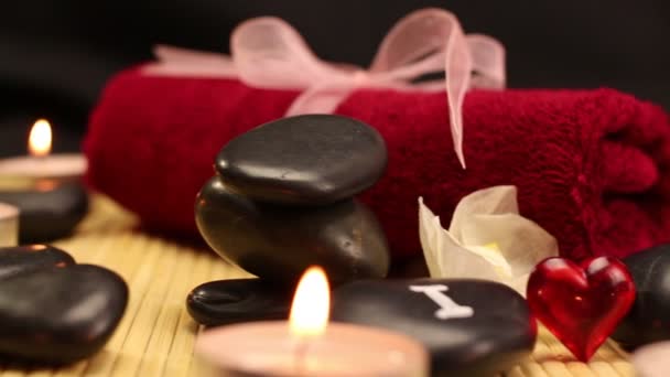 "i love spa "Szene aus schwarzen Therapiesteinen — Stockvideo