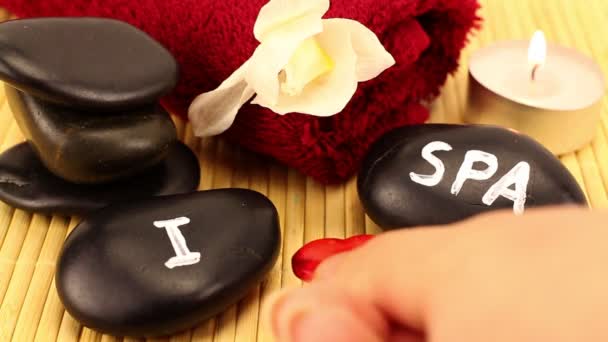 "Eu amo spa "cena feita de pedras de terapia spa preto — Vídeo de Stock