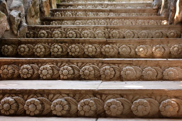 Treppen mit Blumenschmuck Stockbild