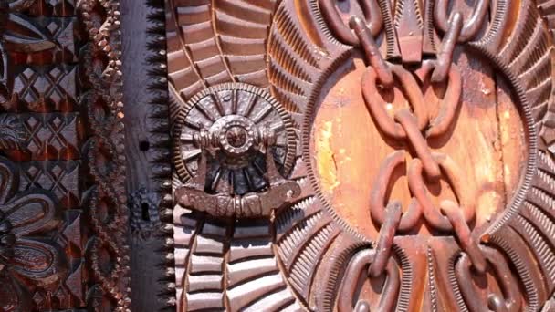 Chinês ornamentado porta de madeira — Vídeo de Stock