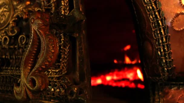 Forno ornamentado chinês com troncos em chamas — Vídeo de Stock