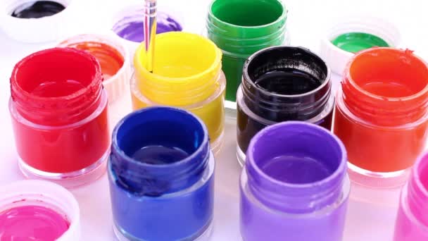 Pots de différentes couleurs, poupée 