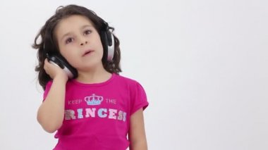 küçük kız kulaklık ile müzik dinlemek