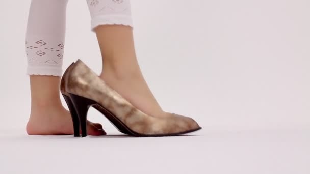 Little girl on a high heels — Stock Video