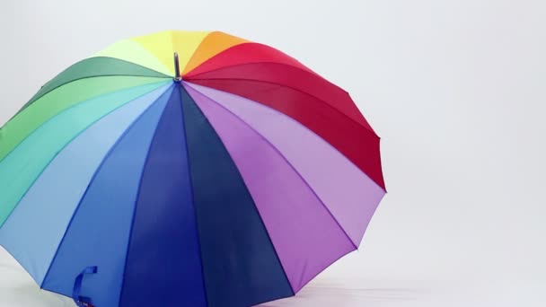 Jeune fille s'amuser avec parapluie 