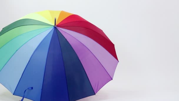 Jeune fille s'amuser avec parapluie 