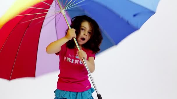 Jeune fille s'amuser avec parapluie 