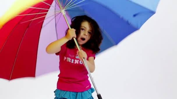 Молодая девушка веселится с зонтиком — стоковое видео