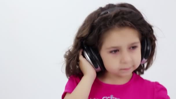 Niña escuchando música con auriculares — Vídeos de Stock