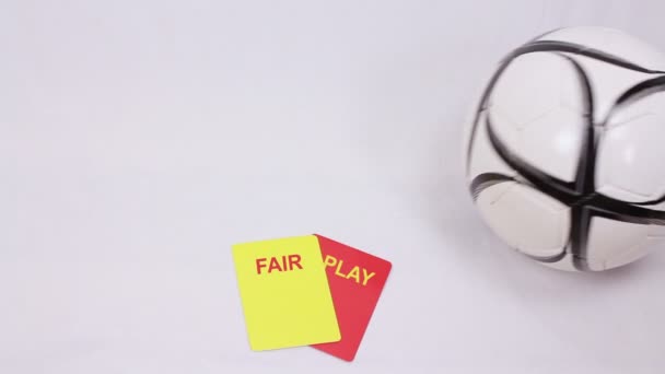 Juego limpio. Tarjetas de castigo de fútbol. Bola de fútbol parada sobre tarjetas de penalización de fútbol . — Vídeos de Stock