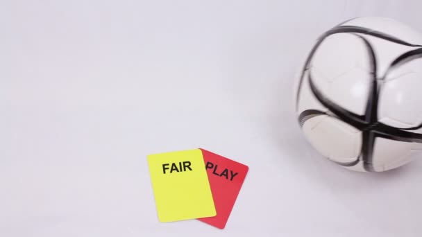 Juego limpio. Tarjetas de castigo de fútbol. Bola de fútbol parada sobre tarjetas de penalización de fútbol . — Vídeos de Stock