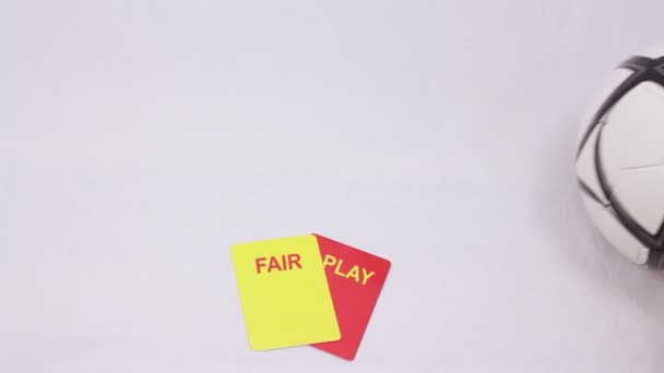 Fairplay. Fußball-Strafkarten. Fußball-Stopp über Fußball-Strafkarten. — Stockvideo