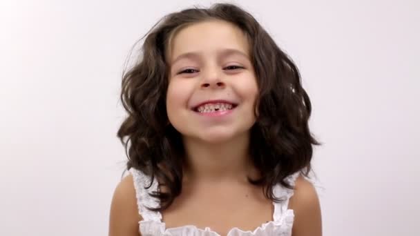 Мила молода дівчина робить щасливий вираз обличчя — стокове відео