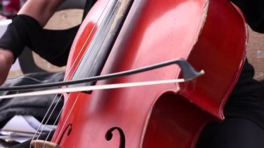 Çello müzisyen oynamak