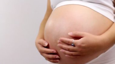 hamile kadın kalp ellerinin üzerinde gösterilen