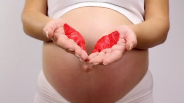 hamile kadın kalp ellerinin üzerinde gösterilen