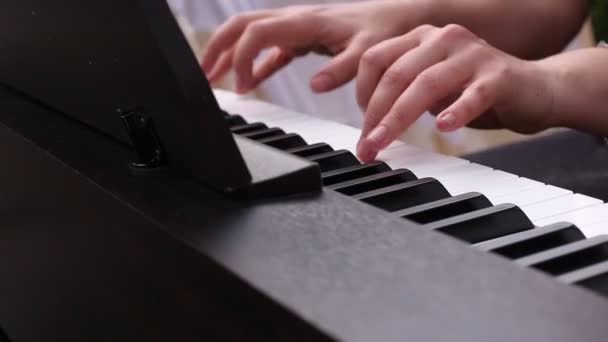 Músico jugar en clavier — Vídeos de Stock