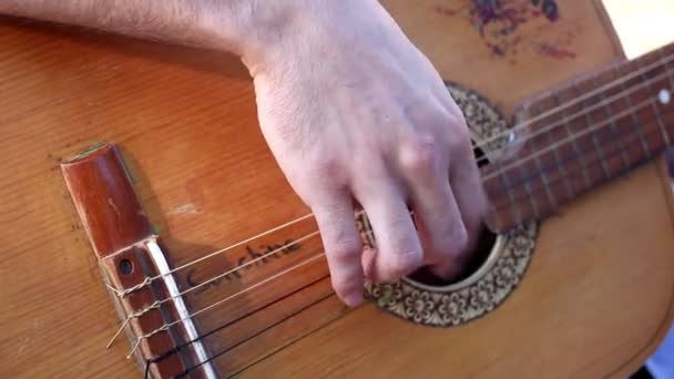 Músico callejero toca en la guitarra — Vídeo de stock