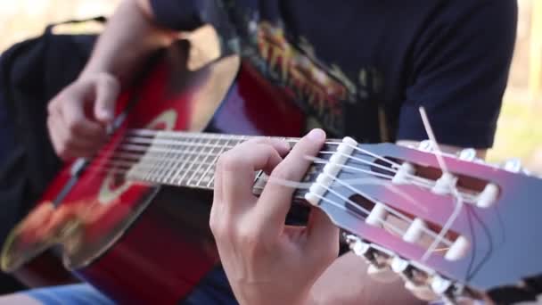Músico callejero toca en la guitarra — Vídeos de Stock