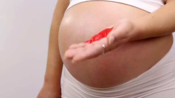 Donna incinta che mostra un cuore sulle mani — Video Stock