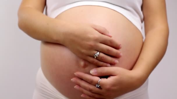 Mujer embarazada mostrando un corazón en sus manos — Vídeo de stock