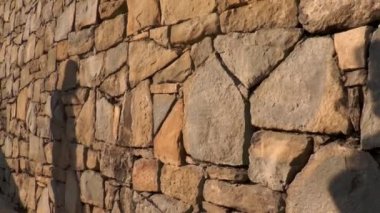 öpüşen bir çift gölge