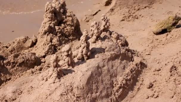 Enfants faisant des châteaux sur la plage — Video