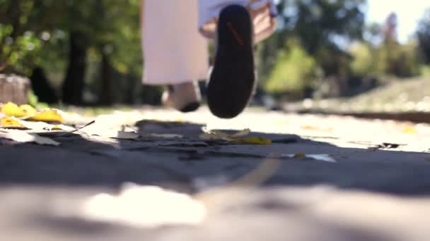 Un uomo che fa jogging, che corre nel parco. Outfit preparare . — Video Stock