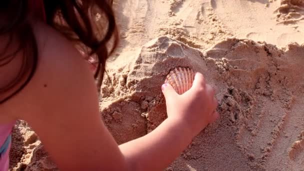 Barn gör slott på stranden — Stockvideo