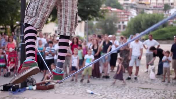 Artistas de rua. andando uma corda bamba — Vídeo de Stock