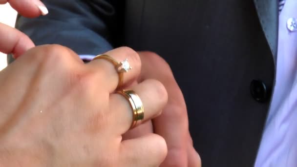 O noivado. Anéis de casamento . — Vídeo de Stock