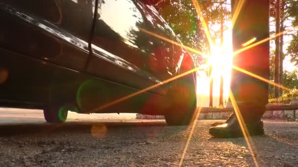 Jonge dame krijgen uit auto — Stockvideo