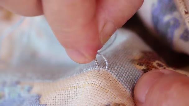 Mujer cosiendo un tapiz en casa — Vídeos de Stock