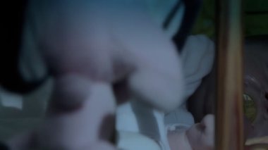 Annesi uyuyan bebeği gece atış öpüşme