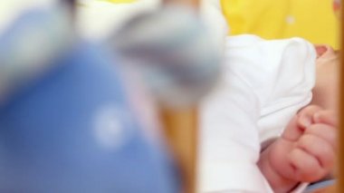 Annesi uyuyan bebeği öpüşme