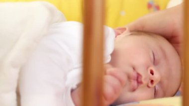 Annesi uyuyan bebeği öpüşme