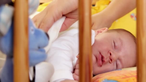 Μητέρα φιλιά το μωρό της ύπνου — Αρχείο Βίντεο