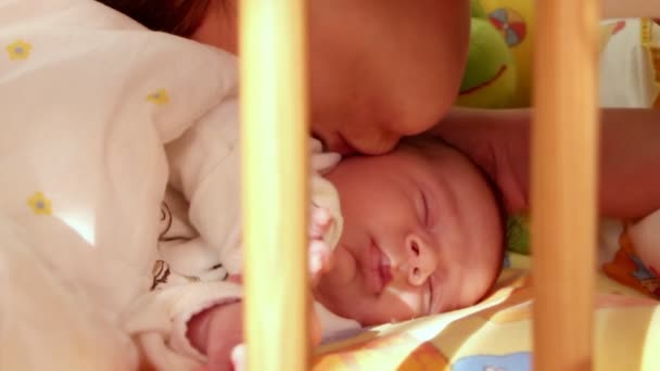 Madre baciare il suo bambino addormentato — Video Stock