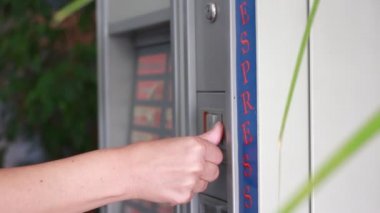 kahve makinesi kahve yapıyor.