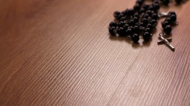 Black rosary falling down the floor — Stock Video