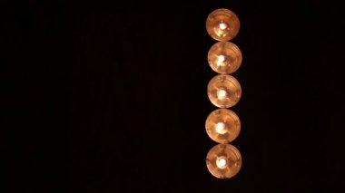 Mumlar yapılan basamak