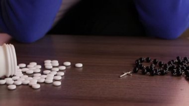 umutsuz kadın intihar hapları veya inanmak için seçin