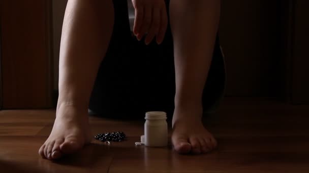 Donna disperata sceglie di suicidarsi con le pillole o di credere — Video Stock