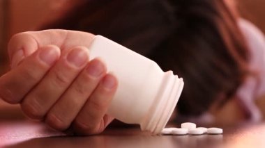 umutsuz kadın intihar hapları ile çalışır