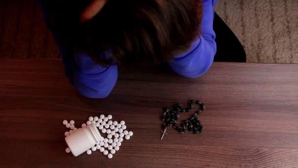 Відчайдушна жінка вибирає самогубство з таблетками або вірити — стокове відео