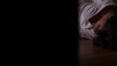 umutsuz kadın intihar hapları ile çalışır